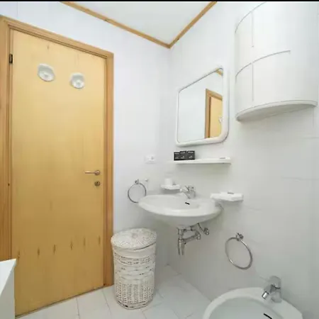 Close To Lift Apartment *